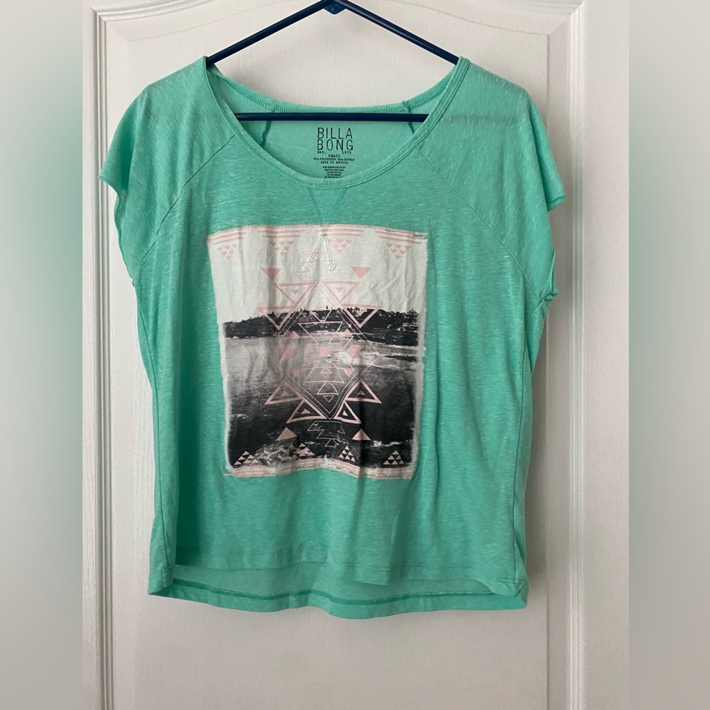Billabong size small. Oversized top. Mint color. Graphic design.